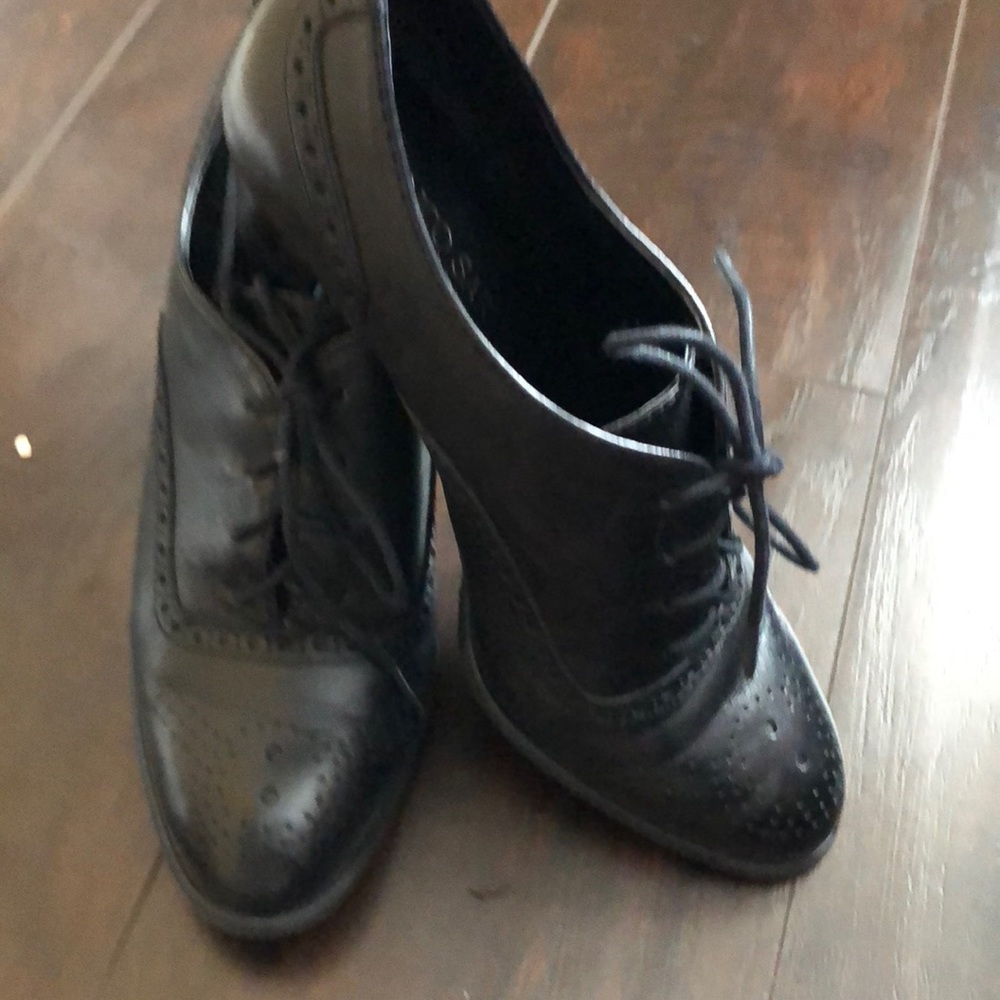 Women black Wingtip shoe
